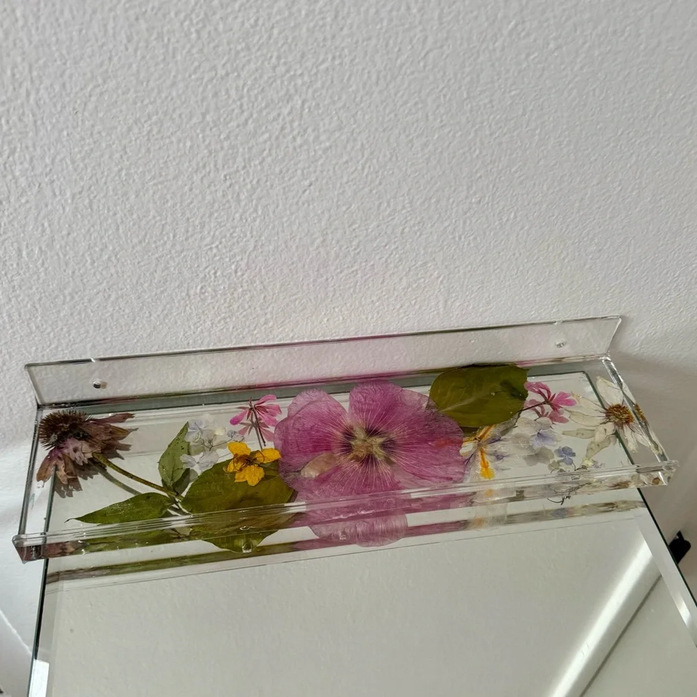 Acrylic floating shelf with real hand picked and pressed flower design - Picture 3 of 6